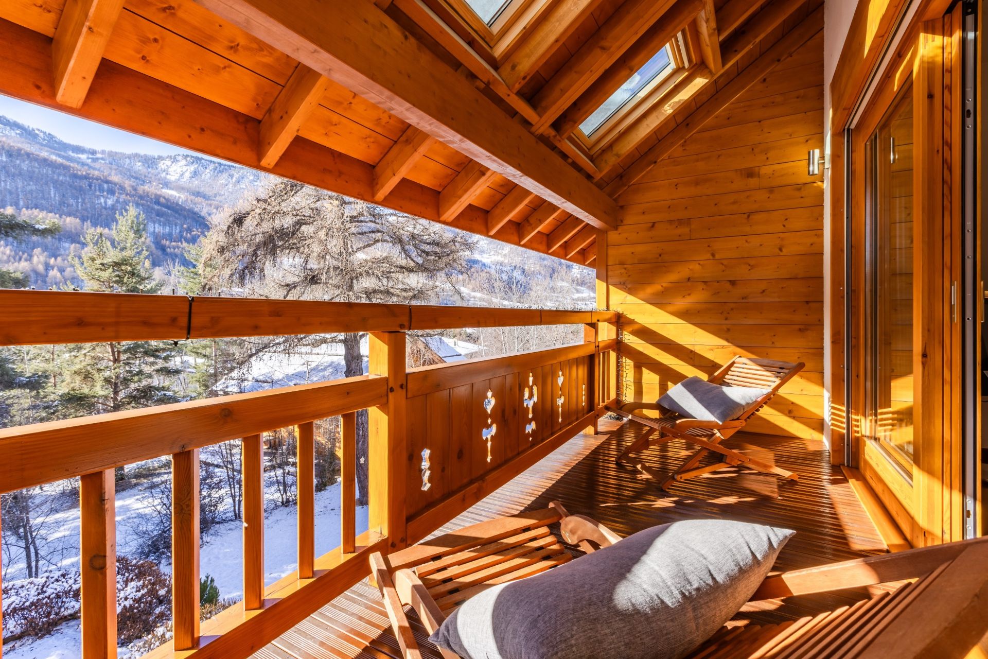 chalet 8 Rooms for sale on LA SALLE LES ALPES (05240)
