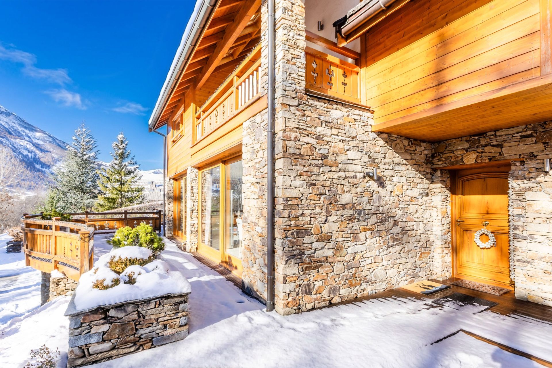 chalet 8 Rooms for sale on LA SALLE LES ALPES (05240)