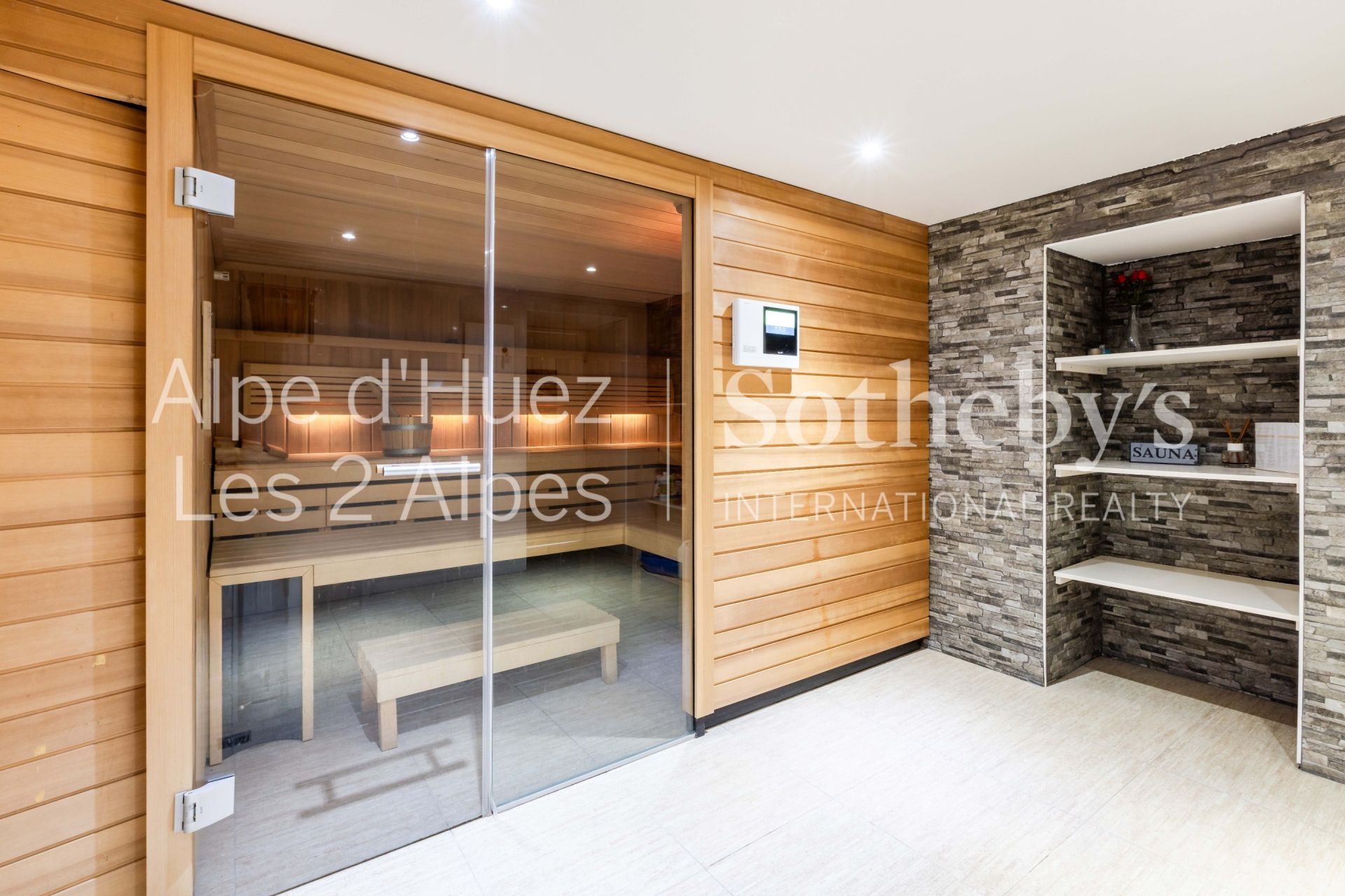 chalet 13 Rooms for sale on L ALPE D HUEZ (38750)