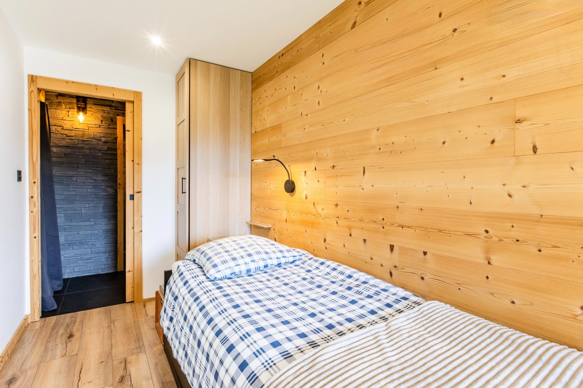 chalet 4 Rooms for sale on L ALPE D HUEZ (38750)